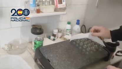 El laboratorio clandestino para fabricar anabolizantes se encontraba en el baño de la vivienda del fabricante, en Alicante, un lugar que no reunía unas "mínimas condiciones higiénicas", según los investigadores.