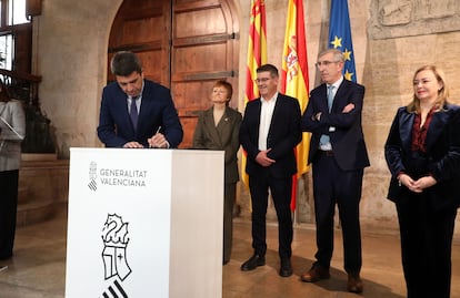 Firma del acuerdo para la implantación de Veterinaria en Ontinyent, este viernes.