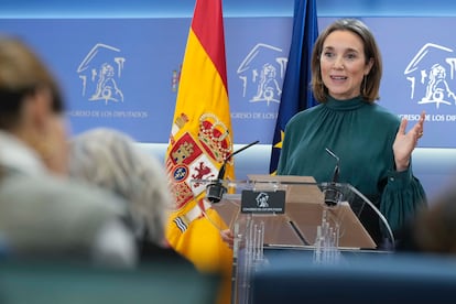 La secretaria general del Partido Popular, Cuca Gamarra durante la rueda de prensa en el Congreso de los Diputados, este lunes.