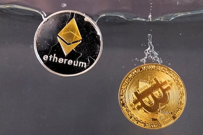 Monedas que representan un bitcoin y un ethereum