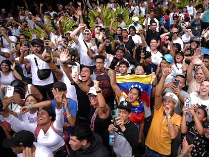 Personas protestan contra Maduro en Caracas, el 30 de julio.