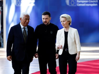 Desde la izquierda, el presidente del Consejo Europeo, António Costa; el presidente de Ucrania, Volodímir Zelenski, y la presidenta de la Comisión Europea, Ursula von der Leyen.