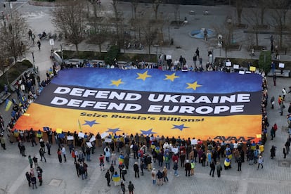 Decenas de personas sostienen una pancarta en apoyo a Ucrania en una manifetación este miércoles en Bruselas.