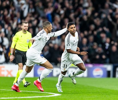 Rodrygo celebra con Mbappe el primer tanto del Real Madrid.