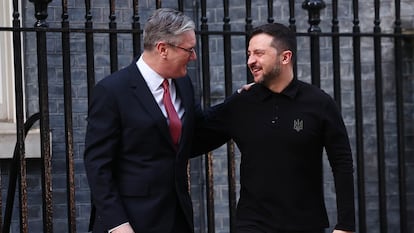 El primer ministro británico, Keir Starmer, a la izquierda, saluda al presidente ucranio, Volodímir Zelenski, este domingo en Londres.