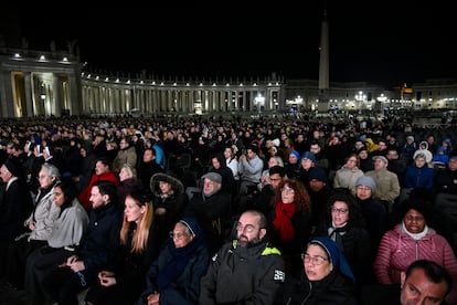 Fieles rezan un rosario por la salud del papa Francisco en la plaza de San Pedro del Vaticano, este domingo.