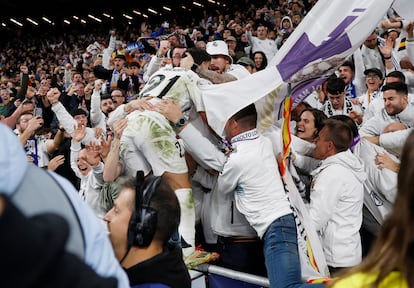 Brahim Díaz celebra con los aficionados el segundo gol del Real Madrid.