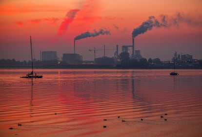 Chimeneas de la industria maderera en la bahía de Wismar, Alemania, en una imagen de archivo.