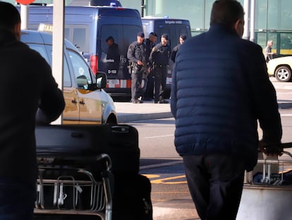 Un grupo de 'mossos' en el aeropuerto El Prat, en Barcelona.