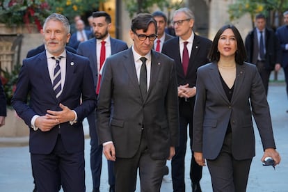 El presidente de la Generalitat, Salvador Illa; el ministro de Interior, Fernando Grande-Marlaska; y la 'consellera' de Interior y Seguridad Pública, Núria Parlon, antes de la celebración de una Junta de Seguridad de Cataluña, el pasado diciembre.