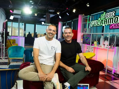 Los creadores de 'Sálvame', Óscar Cornejo, a la izquierda, y Adrián Madrid, posan durante una entrevista con EL PAÍS.