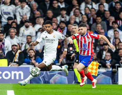 Rodrygo se desace de un contrario durante el partido que enfrenta a su equipo con el Alético de Madrid.