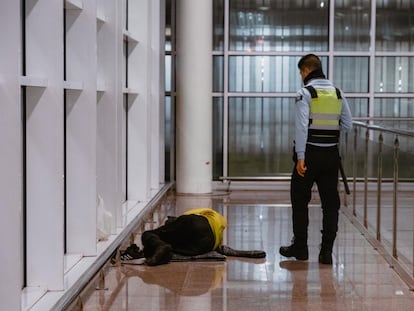 Personal de seguridad del aeropuerto expulsa a personas sin techo de la Terminal 1 durante el operativo de AENA.