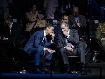 El rey Felipe VI y el presidente del Gobierno, charlan durante su vista al Mobile este lunes.