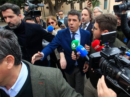 El presidente de la Generalitat, Carlos Mazón, a su llegada a la inauguración de una jornada empresarial en Alicante, este lunes.