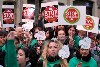 Decenas de personas protestan ante la sede de Junts en Barcelona por el voto en contra de Junts al decreto ómnibus del Gobierno que incluía la moratoria de los desahucios.