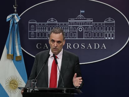 El vocero de la Presidencia de Argentina, Manuel Adorni, habla en una conferencia de prensa en la Casa Rosada, en Buenos Aires,.