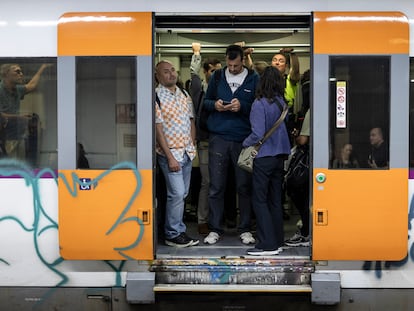 Usuarios del servicio de Rodalies (Cercanias) Renfe en el interior de un tren.  [ALBERT GARCIA]