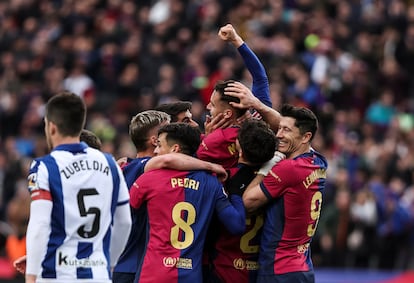 Marc Casadó celebra junto a sus compañeros su gol este domingo ante la Real Sociedad.