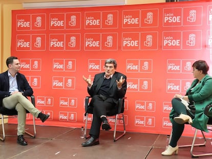 Javier Alfonso Cendón, a la izquierda, junto al actual gobernador del Banco de España, José Luis Escrivá y la alcaldesa de San Andrés del Rabanedo en 2022.