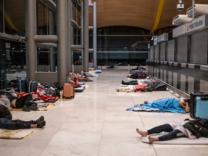 Personas durmiendo en los laterales de la Terminal 4 del aeropuerto Adolfo Suárez Madrid Barajas, el 2 de marzo.