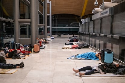 Personas durmiendo en los laterales de la Terminal 4 del aeropuerto Adolfo Suárez Madrid Barajas, el 2 de marzo.