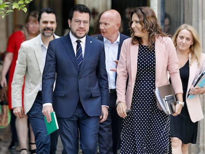 El presidente de la Generalitat en funciones, Pere Aragonès, y su vicepresidenta, Laura Vilagrà, a su llegada a la última reunión del Govern antes del parón veraniego.