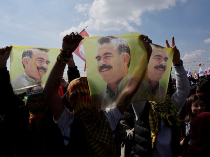 Seguidores del partido kurdo DEM enarbolan imágenes del líder kurdo encarcelado Abdullah Öcalan, en Estambul, el 17 de marzo de 2024.