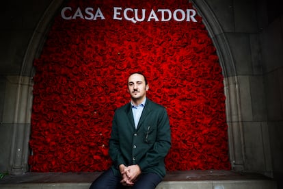 Luis Felipe Fernández-Salvador frente a la entrada de la Casa Ecuador