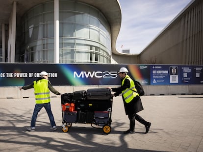 Dos operarios en las instalaciones de Fira de Barcelona, en L’Hospitalet de Llobregat, que van a albergar el Mobile World Congress 2025.