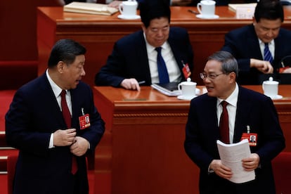 El presidente chino Xi Jinping (izquierda) y el primer ministro Li Qiang en la sesión plenaria de la Asamblea Nacional Popular, en Pekín, este miércoles.