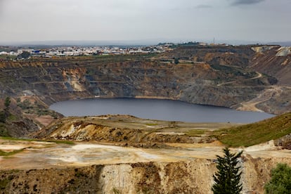 Corta de la mina de Aznalcóllar, al fondo la localidad sevillana. FOTO: PACO PUENTES (EL PAÍS)