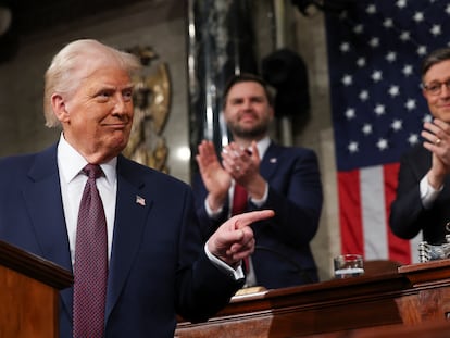 Donald Trump es aplaudido por J. D. Vance (centro) y Mike Johnson durante su discurso.