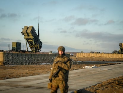 Un militar custodia el sistema antimisiles de una base polaca de la OTAN, el pasado 23 de enero.