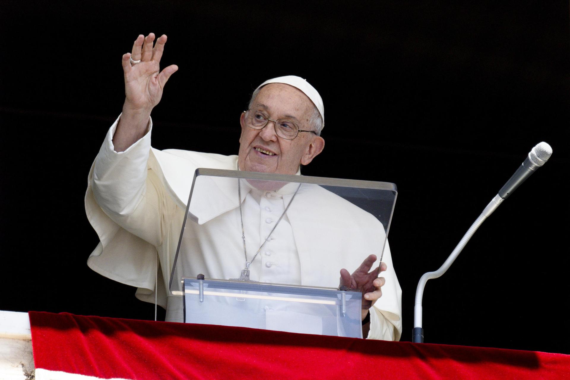 Continúa la ligera mejoría del papa Francisco; sigue estable dentro del cuadro clínico complejo