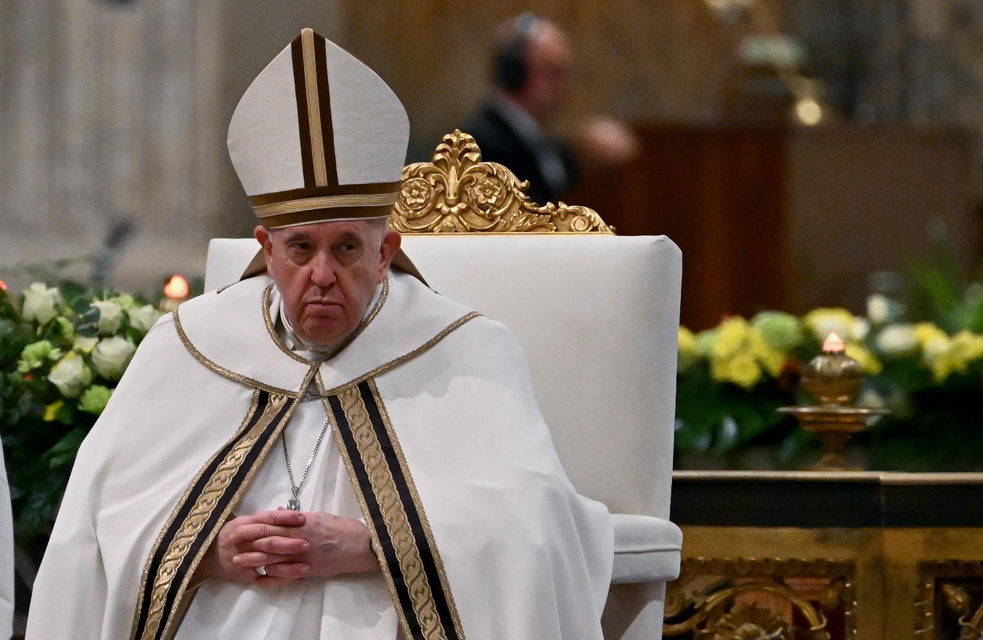 Papa Francisco sigue estable, sin fiebre y sin ventilación mecánica, tras 17 días hospitalizado