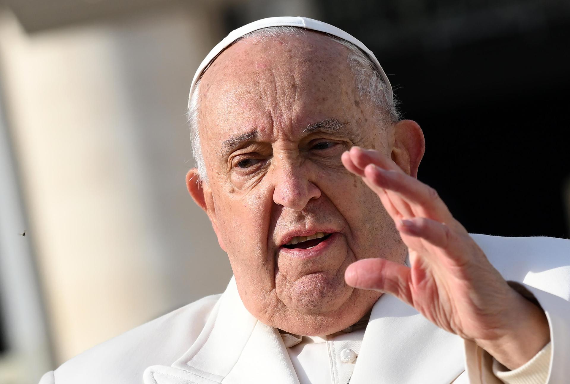 Papa Francisco pasa el día orando en la capilla del hospital; sigue estable dentro de la ‘complejidad’