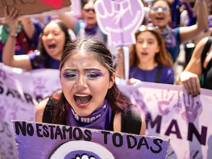 Miles de mujeres marcharon para conmemorar el Día Internacional de la Mujer en la capital mexicana.