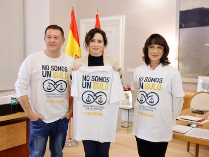 La presidenta de la Comunidad de Madrid, Isabel Díaz Ayuso (PP), recibe a representantes de la Plataforma de Afectados por la Ocupación, el 4 de febrero en la Real Casa de Correos, sede de la Presidencia del Gobierno autonómico.