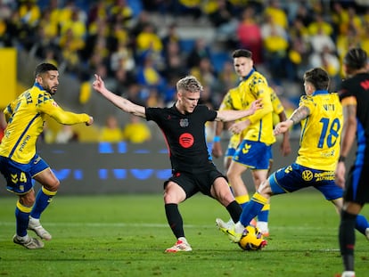 Dani Olmo (centro) marca el primer gol del Barcelona ante Las Palmas.