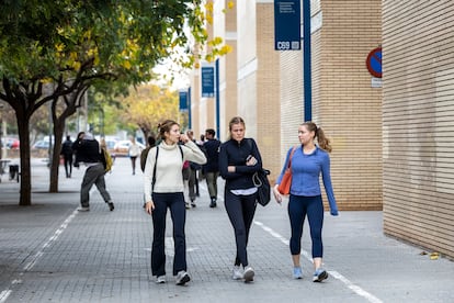 Estudiantes universitarios en el Campus dels Tarongers de Valencia, en diciembre de 2023.