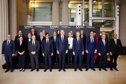 Felipe VI (c), el ministro Óscar López (3d), el director general del Mobile Mats Granyrd (4d), el ministro de Industria, Jordi Hereu (3i), la vicepresidenta de la Comisión Europea, Teresa Ribera (2i), y el presidente de la Generalitat, Salvador Illa (4i), entre otros, este domingo, en la cena de bienvenida al Congreso Mundial de Móviles, en Barcelona.