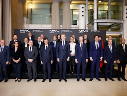 Felipe VI (c), el ministro Óscar López (3d), el director general del Mobile Mats Granyrd (4d), el ministro de Industria, Jordi Hereu (3i), la vicepresidenta de la Comisión Europea, Teresa Ribera (2i), y el presidente de la Generalitat, Salvador Illa (4i), entre otros, este domingo, en la cena de bienvenida al Congreso Mundial de Móviles, en Barcelona.