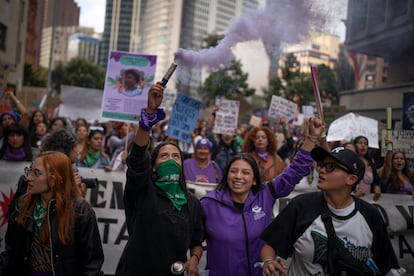 Mujeres marchan por el Día Internacional de la Mujer en Bogotá, el 8 de marzo del 2024.