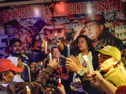 Venezolanos ponen velas en una capilla, en Caracas, el 5 de marzo de 2015.