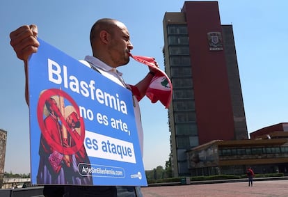 Un integrante de una comunidad cristiana protesta frente a la Rectoría de la Universidad Autónoma de México contra la exposición de Cháirez, en febrero pasado.