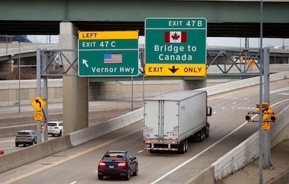 Un camión cruza desde Detroit, en Estados Unidos, a Windsor, en Canadá, este lunes.