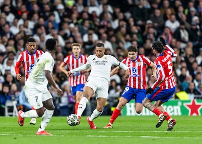 Mbappe conduce el balón entre varios jugadores del Atlético.