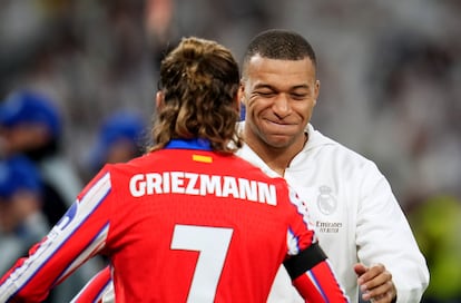 Mbappé y Griezmann se saludan antes del inicio del partido.