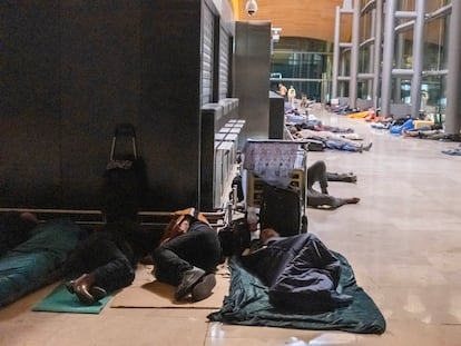 Decenas de personas durmiendo en un ala de la T4 de Barajas durante la madrugada del lunes.